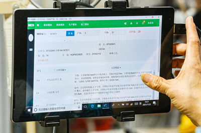 工賦青島 智造強市② | 定制西服2分40秒智能剪裁成型！探訪青島67年服裝企業的“數字蝶變”